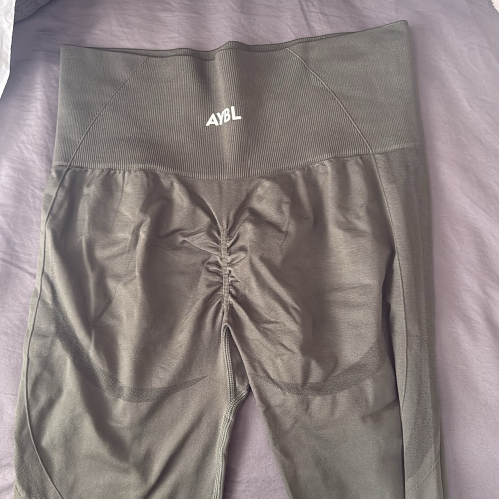 NEW AYBL empower seamless leggings Size medium , color khaki green